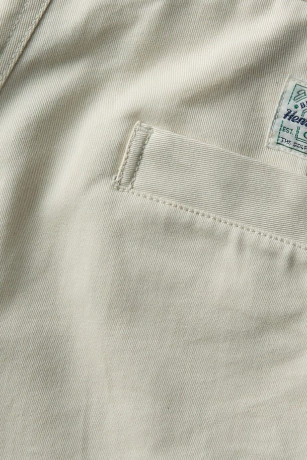 브리티시 스포팅 클럽(British Sporting Club) 릴렉스드 치노 팬츠는 아이보리, 화이트 두 가지 색상으로 출시된 면 소재의 가을용 치노 팬츠입니다. 베이직하고 클래식한 스타일로, 릴렉스핏과 스트레이트핏으로 편안하게 착용할 수 있습니다. 노턱 디자인에 사이드 슬랜트 포켓, 지퍼 플라이 여밈, 백 포켓, 허리 안쪽 면 헤링본 배색 등의 특징을 가지고 있습니다. 출근룩, 비즈니스 캐주얼, 가을 나들이룩 등 다양한 TPO에 매치하여 미니멀하면서도 클래식한 스타일을 연출할 수 있습니다. 부드러운 촉감으로 편안함을 더했습니다.
