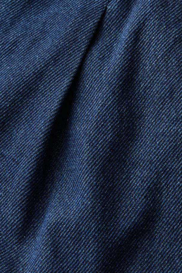 [British Sporting Club] 턱 트윌 데님 쇼츠는 클래식한 무드를 연출하는 남성용 데님 쇼츠입니다. 부드러운 면 소재로 제작되어 얇고 시원하며, 여름철 일상복으로 적합합니다. 세미 루즈핏으로 편안함을 더하고, 원턱 디자인과 슬랜트 포켓, 백 플랩 포켓 등의 디테일이 특징입니다. 워싱 처리된 블루 컬러에 British Sporting Club 자수 로고가 포인트로 들어가 세련된 느낌을 줍니다. 사이즈 조절 디테일이 있어 더욱 만족스러운 착용감을 선사합니다. 동네 마실룩, 휴가룩, 여행룩 등 다양한 TPO에 미니멀하고 캐주얼한 스타일로 연출해보세요.
