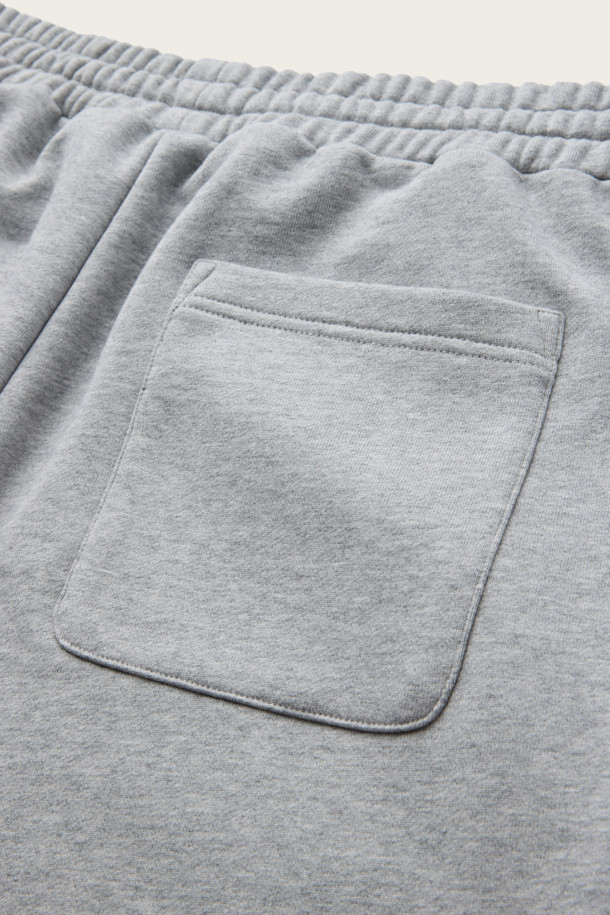 BSC X 클로브 스트링 스웻팬츠 (세트업)는 캐주얼, 미니멀 스타일을 추구하는 남성을 위한 데일리 팬츠입니다. 부드러운 면 소재로 제작되어 편안한 착용감을 선사하며, 사계절 내내 활용 가능합니다. 스트레이트 핏에 무지 디자인으로 어떤 상의와도 쉽게 매치할 수 있으며, 스트링 조절과 사이드, 힙 포켓으로 실용성을 더했습니다. 집콕룩, 동네 마실룩, 산책룩 등 다양한 TPO에 활용하기 좋고, 세트업으로도 연출하여 미니멀한 스타일을 완성할 수 있습니다. 자수 및 아플리케 디테일이 돋보이는 디자인입니다.
