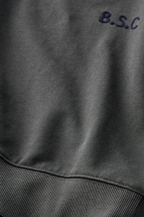 [브리티시 스포팅 클럽] 포켓 피그먼트 스웨트셔츠는 캐주얼, 스포티, 미니멀 스타일을 추구하는 분들을 위한 가을 시즌 필수 아이템입니다. 부드러운 면 소재에 피그먼트 워싱 처리하여 자연스러운 색감과 빈티지한 무드를 더했습니다. 라운드넥 디자인에 루즈핏으로 편안한 착용감을 제공하며, 립스탑 포켓과 가슴 포켓 디테일로 실용성을 높였습니다. B.S.C 레터링 자수와 립 마감으로 포인트를 주어 밋밋함을 덜었습니다. 동네 마실룩, 가을 나들이룩, 여행룩 등 다양한 TPO에 활용하기 좋습니다.
