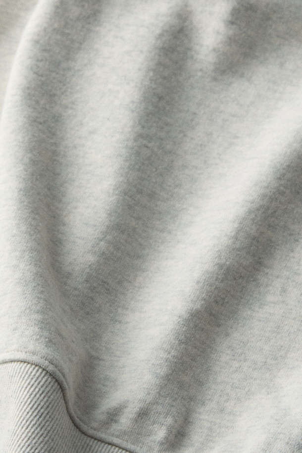 브리티시 스포팅 클럽 하프 집 스웨트셔츠는 클래식과 스포티한 무드를 동시에 연출하는 스웻셔츠입니다. 부드러운 촉감의 프렌치 테리 면 소재로 제작되어 편안한 착용감을 선사합니다. 하프넥 디자인과 중간 두께감으로 간절기에 활용하기 좋으며, 좌측 가슴의 B.S.C 34 아트워크와 나염 및 자수 믹스 디테일이 돋보입니다. 립 마감 처리로 깔끔하게 마무리되었으며, 집콕룩이나 산책룩 등 다양한 캐주얼 스타일을 완성할 수 있습니다. 긴 소매와 레귤러 기장으로 어떤 스타일에도 자연스럽게 어울립니다.
