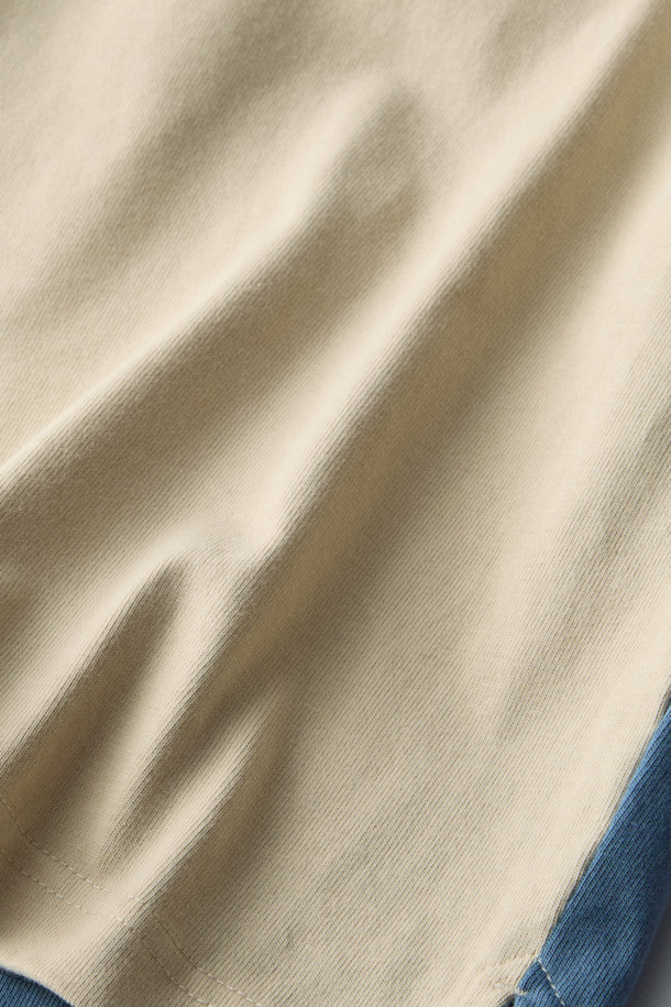 **브리티시 스포팅 클럽 플래드 긴소매 티셔츠**는 남성용 폴로 티셔츠로, 가을 시즌 일상복으로 적합합니다. 네이비, 베이지 색상으로 만나볼 수 있으며, 클래식과 스포티한 무드를 동시에 연출합니다. 면 소재로 제작되어 부드러운 촉감이 특징이며, 4분할 배색의 패치워크 패턴이 돋보입니다. 립 마감 처리와 B.S.C 로고, 펠트 소재 아플리케 아트워크 디테일이 돋보이며, 데이트룩, 모임룩, 캐주얼 스타일에 매치하기 좋습니다. 클래식 핏의 긴소매 폴로 티셔츠입니다.
