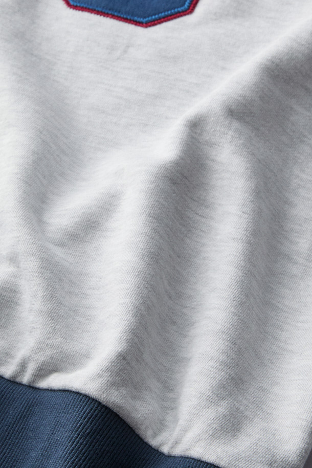 [BSC X 클로브] 아플리케 스웨트셔츠 (M)는 남성용 스웨트셔츠로, 가을과 초겨울에 착용하기 좋습니다. 클래식, 레트로, 스포티한 스타일을 연출할 수 있으며, 일상복으로 활용하기 좋습니다. 라이트 멜란지 쮸리 원단으로 제작되었으며, 부드러운 촉감을 자랑합니다. 목, 소매, 밑단에 네이비 컬러 리브 배색이 적용되었고, 전면에는 헨리코튼 서명과 클로브 '16' 로고 아플리케가 포인트로 디자인되었습니다. 루즈핏, 라운드넥, 긴소매, 얇은 두께로 편안하게 착용할 수 있습니다.
