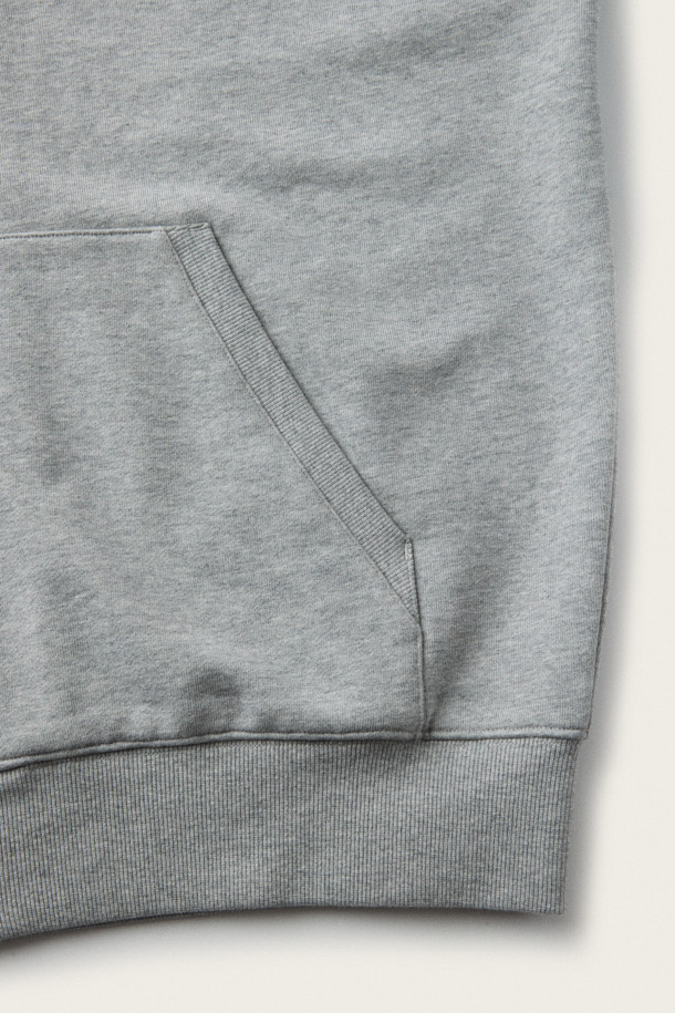 BSC 클로브 후드집업 스웨트셔츠는 가을 시즌을 위한 남성용 의류입니다. 라이트 그레이 컬러의 면, 폴리에스테르 혼방 소재로 제작되어 편안한 착용감을 선사합니다. 클래식과 베이직 스타일을 기반으로 루즈핏 디자인과 후드, 캥거루 포켓, 자수 디테일이 더해져 캐주얼하면서도 미니멀한 매력을 줍니다. 동네 마실룩, 가을 나들이룩, 집콕룩 등 다양한 TPO에 활용하기 좋으며, 메탈 지퍼와 립 조직 마감으로 깔끔한 마무리를 더했습니다. 긴 소매 기장의 레귤러 기장 후드집업으로 간절기 필수 아이템입니다.
