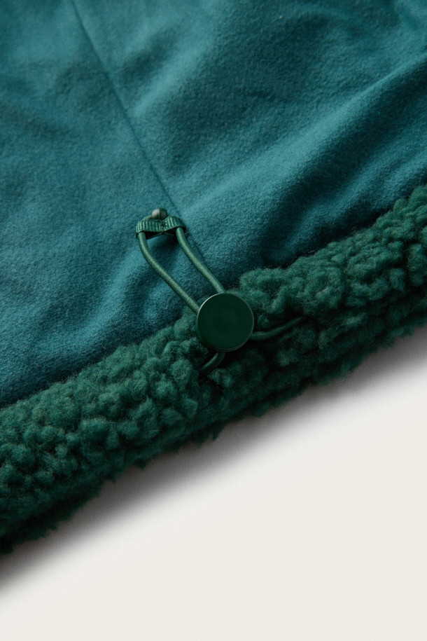 [BSC X 클로브] 자수 플리스 베스트 (M)는 남성을 위한 캐주얼 스타일의 베스트입니다. 가을과 겨울 시즌에 적합하며, 보온 기능을 갖춘 두꺼운 두께감과 부드러운 기모 안감이 특징입니다. 하이넥 디자인과 집업 여밈 방식으로 편안함을 더했고, 사이드 포켓과 아치형 포켓, 가슴 자수 디테일로 포인트를 주었습니다. [BSC X 클로브] 콜라보레이션으로 제작되어, 캐주얼, 미니멀, 고프코어 스타일을 즐겨 입는 분들께 겨울 데일리룩, 산책룩, 집콕룩으로 추천합니다.
