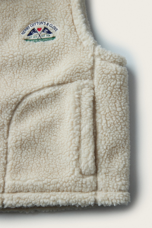 BSC X 클로브 플리스 베스트 (W)는 부드러운 플리스와 보아 소재를 사용하여 따뜻하고 포근한 착용감을 선사합니다. 캐주얼, 미니멀, 고프코어 스타일을 아우르는 디자인으로, 일상, 산책 등 다양한 TPO에 활용하기 좋습니다. 크롭 기장의 베이지색 여성용 베스트로, 집업 여밈 방식과 유틸리티 핏이 특징입니다. 사이드 포켓, 가슴 아트워크 와펜, 아치형 포켓, 자수 그래픽, 기모 안감 등 섬세한 디테일이 돋보이며, 가을, 겨울 시즌에 유용하게 활용할 수 있습니다. 로고 패턴이 적용되어 캐주얼한 무드를 더합니다.
