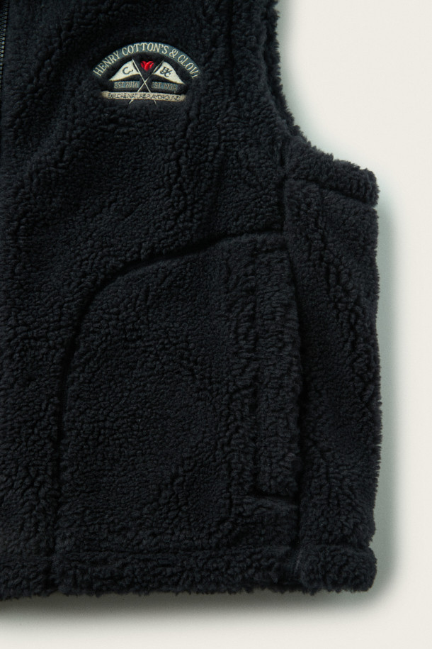 [BSC X clove] 자수 에코 플리스 베스트 (W)는 부드러운 촉감의 ECOPEL 플리스 보아 원단을 사용하여 가을, 겨울에 따뜻하게 착용할 수 있는 여성용 베스트입니다. 캐주얼 스타일의 블랙 컬러로, 일상생활에서 활용하기 좋습니다. BSC X clove 콜라보레이션 자수와 아치형 포켓 디자인이 돋보이며, 사이드 포켓으로 실용성을 더했습니다. 유틸리티 핏과 두꺼운 두께감으로 편안하게 착용 가능하며, 집업 스타일로 간편하게 입고 벗을 수 있습니다. 겨울 데일리룩, 산책룩, 집콕룩 등 다양한 TPO에 매치하여 미니멀하면서도 클래식한 스타일을 연출해보세요.
