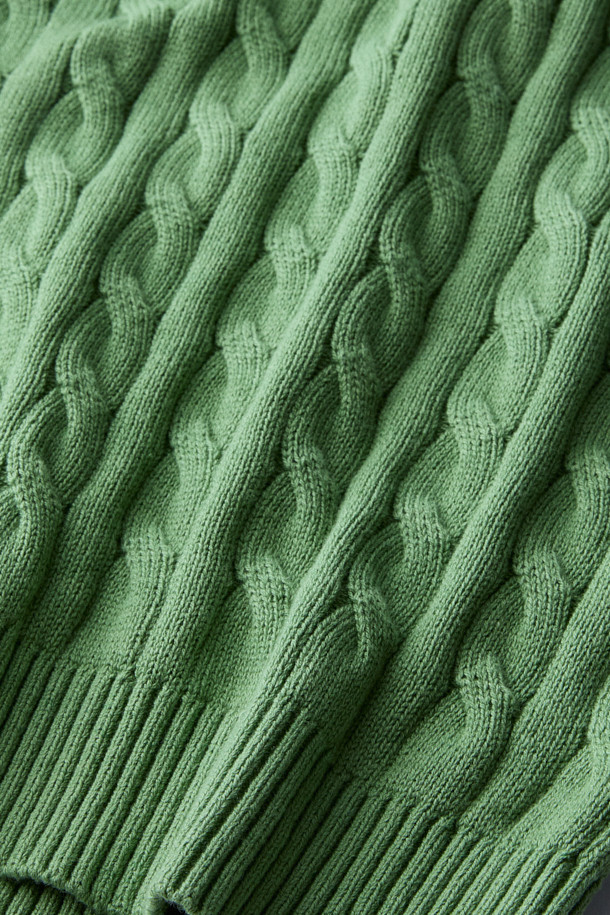 [브리티시 스포팅 클럽] 케이블 니트 풀오버는 부드러운 면 소재로 제작되어 포근한 착용감을 선사하는 긴소매 니트입니다. 클래식하고 캐주얼한 무드를 연출하며, 가을 나들이룩과 겨울 데일리룩에 모두 잘 어울립니다. 넉넉한 루즈핏과 라운드넥 디자인으로 편안함을 더하고, 두꺼운 두께감으로 따뜻하게 착용할 수 있습니다. 그린 컬러에 케이블 패턴이 더해져 포인트를 더하며, 좌측 가슴 HC 자수와 BSC 시그니처 자수가 고급스러움을 더합니다. 넥라인, 소매단, 밑단 립조직 마감으로 깔끔한 마무리를 보여줍니다.
