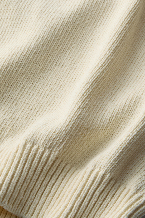 브리티시 스포팅 클럽(British Sporting Club) 클래식 니트 풀오버는 1934년 아트워크 디자인을 기반으로 빈티지 스타일을 살린 남성용 니트 스웨터입니다. 아이보리, 베이지 두 가지 색상으로 출시되었으며, 부드러운 촉감의 면과 나일론 혼방 소재로 제작되어 가을철 일상에서 편안하게 착용하기 좋습니다. 레귤러핏 라운드넥 디자인에 긴소매, 두께감 있는 니트로 클래식하고 베이직한 무드를 연출합니다. 립조직 마감과 브랜드 라벨 디테일로 완성도를 높였으며, 형태 유지력이 우수하여 오랫동안 변형 없이 착용할 수 있습니다.
