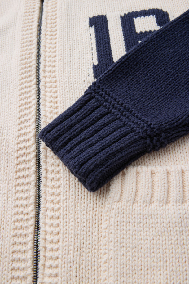 **BSC X 클로브** 카우이찬 가디건 (U)은 네이비와 아이보리 두 가지 색상으로 제공되는 유니섹스 가을용 니트/스웨터입니다. 루즈핏으로 제작되어 편안한 착용감을 선사하며, 두꺼운 두께감과 도톰한 촉감으로 보온성을 높였습니다. 집업 디자인에 전면 2WAY 메탈 지퍼와 리브 포켓, '16' 넘버링, 후면 강아지 그래픽, 투톤 컬러 블록 등의 디테일이 돋보입니다. 자가드 패턴과 긴 소매, 립 마감으로 클래식하고 스포티한 무드를 동시에 연출하며, 가을 나들이룩과 집콕룩에 모두 잘 어울립니다.
