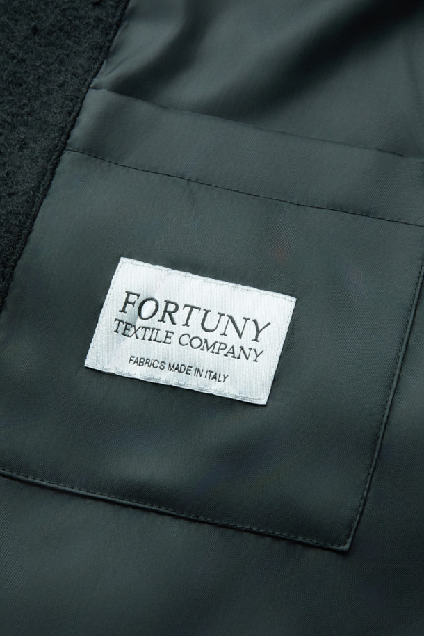 이태리 포르투니 회사 카센티노 원단으로 제작된 울 하프 코트입니다. 겨울철 보온과 방풍 기능을 갖춘 두꺼운 두께감의 릴랙스핏 코트로, 데일리룩과 모임룩에 모두 잘 어울립니다. 베이직한 디자인에 블랙 컬러, 무지 패턴으로 미니멀하고 시크한 스타일을 연출합니다. 드롭숄더와 사선 컷팅 플랩포켓 디테일이 돋보이며, 긴 소매와 버튼 여밈 방식으로 클래식한 매력을 더했습니다.