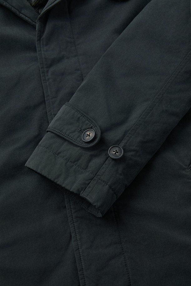 파일럿 프리모는 겨울철 클래식한 스타일을 완성하는 남성용 파일럿 코트입니다. 이탈리아 올메텍스사 코튼 혼방 소재와 포르투갈 피테콤사 울 헤링본 트위드의 조화가 고급스러운 외관을 선사하며, 블랙 컬러로 시크한 매력을 더합니다. 구스다운 충전재와 분리형 다운 베스트를 사용하여 보온성과 경량성을 동시에 갖추었습니다. 출근룩, 모임룩, 연말 모임룩 등 다양한 때와 장소와 목적에 적합하며, 미니멀하고 시크한 스타일을 연출하기 좋습니다. 긴 소매와 레귤러핏으로 제작되어 편안한 착용감을 제공합니다.