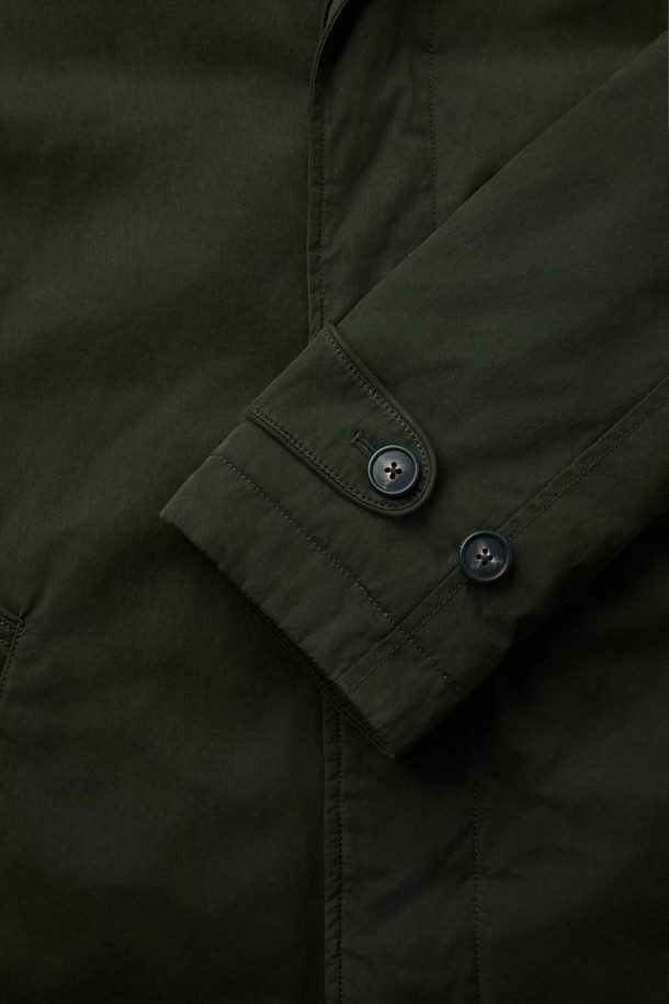 파일럿 Primo(프리모)는 겨울철 출근룩을 위한 클래식하고 미니멀한 스타일의 파일럿 코트입니다. 블랙과 올리브 두 가지 색상으로 제공되며, 넉넉한 레귤러핏과 레귤러 기장으로 편안한 착용감을 선사합니다. 면과 울 혼방의 두꺼운 소재와 구스다운 충전재, 탈부착 다운 베스트, 넥 마스크가 적용되어 뛰어난 보온성을 제공하며, 워싱 가공 및 왁스 코팅으로 내구성을 높였습니다. 버튼 여밈 방식이며, 긴 소매 디자인으로 겨울철에도 따뜻하게 착용할 수 있습니다.
