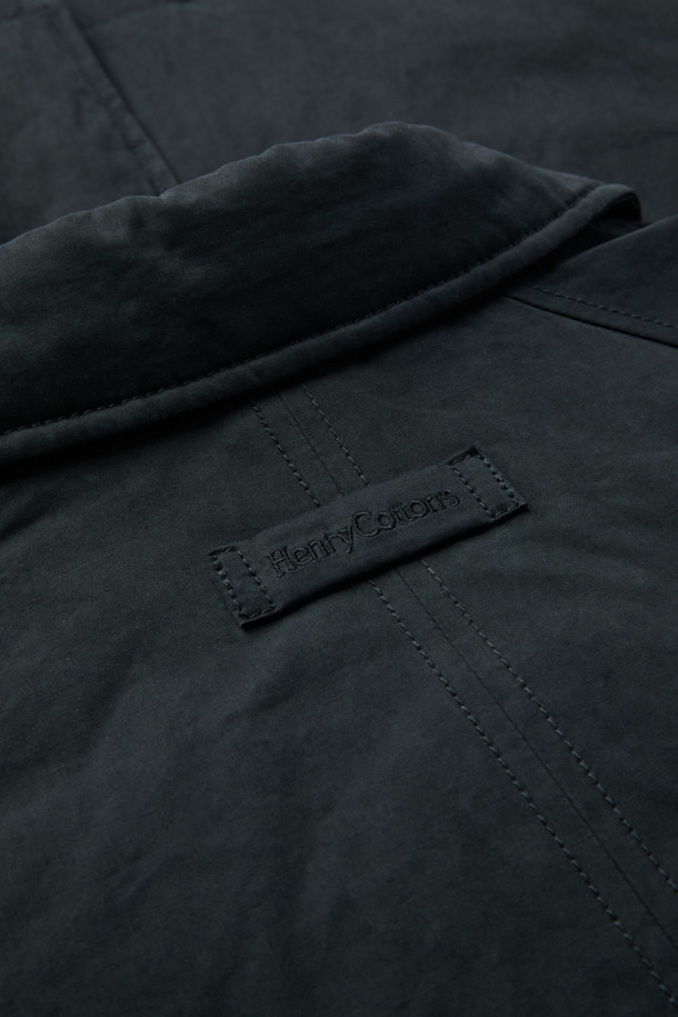 파일럿 Neo는 남성용 겨울 아우터로, 클래식과 모던 스타일을 모두 아우르는 파일럿 코트입니다. 블랙 컬러의 무지 디자인에 레귤러핏으로 제작되었으며, 버튼 여밈 방식과 긴 소매 기장을 갖추었습니다. 탈부착 가능한 패딩 베스트와 하이넥 디자인, 발마칸 카라로 보온성을 높였으며, 머스코비 충전재, 다이아몬드 피치 가공, 수지 코팅 처리, 에어로 워싱 등의 디테일로 내구성과 형태 안정성을 더했습니다. 폴리에스테르, 면, 나일론 혼방 소재로 부드러운 촉감을 선사하며, 출근룩, 비즈니스 캐주얼, 모임룩 등 다양한 TPO에 활용 가능합니다.
