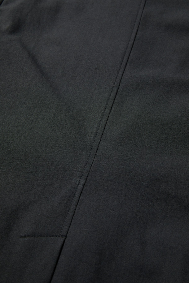 가을 화섬 재킷은 가을 시즌에 적합한 베이직 스타일의 블레이저입니다. 블랙 컬러의 무지 디자인으로, 테일러드 핏과 싱글 버튼 여밈으로 클래식하고 미니멀한 시크 스타일을 연출합니다. 얇은 두께감의 화섬 소재로 제작되어 자연스러운 촉감을 선사하며, 긴 소매와 싱글벤트, 아웃포켓 디테일이 특징입니다. 출근룩, 오피스룩, 비즈니스 캐주얼 등 다양한 TPO에 활용하기 좋습니다.
