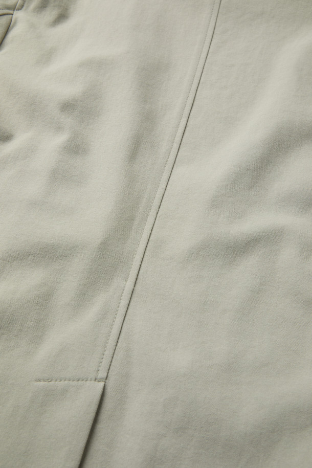 가을 화섬 재킷은 베이직하고 캐주얼한 스타일을 연출하는 데 적합한 아우터입니다. 폴리에스터 소재로 제작되어 가을철 얇게 걸치기 좋으며, 싱글 버튼, 아웃 포켓, 싱글 벤트 디테일이 특징입니다. 테일러드 핏으로 제작되어 출근룩, 비즈니스 캐주얼, 모임룩 등 다양한 TPO에 활용할 수 있습니다. 베이지와 아이보리 두 가지 색상으로 출시되어 미니멀하고 클래식한 스타일을 선호하는 분들께 추천합니다. 긴 소매 기장의 블레이저 스타일로, 가을 시즌 세련된 분위기를 더해줍니다.
