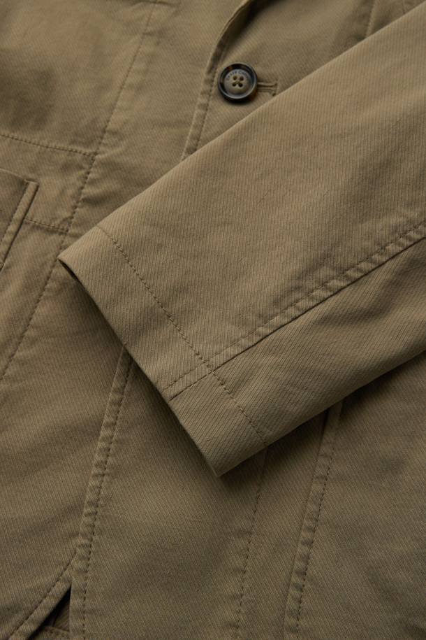 베이직한 디자인의 린넨 혼방 스트레치 재킷입니다. 가을 시즌, 비즈니스 캐주얼 및 가을 나들이룩에 활용하기 좋은 아이템입니다. 릴랙스 핏으로 편안함을 더하고, 아웃 포켓 디테일과 싱글 벤트, 컨버터블 카라 디자인으로 캐주얼하면서도 세련된 스타일을 연출합니다. 린넨, 면, 나일론, 스판덱스 혼방 소재로 제작되어 통기성과 스트레치 기능을 갖춰 활동성을 높였습니다. 무지 패턴에 긴 소매, 블레이저 코트 타입의 싱글 버튼 여밈 방식으로 클래식하고 미니멀한 무드를 선사합니다.
