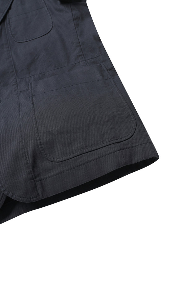 블랙 컬러의 린넨 혼방 스트레치 재킷입니다. 가을 시즌에 어울리는 캐주얼 스타일의 블레이저로, 데이트룩 연출에 적합합니다. 릴랙스 핏으로 편안함을 제공하며, 싱글 버튼 여밈 방식과 아웃 포켓 디테일이 특징입니다. 린넨, 면, 나일론, 스판덱스의 혼방 소재로 제작되어 통기성과 신축성을 갖추었습니다. 싱글 벤트 및 컨버터블 카라 디자인으로 미니멀하고 클래식한 분위기를 더합니다. 긴 소매 기장으로 다양한 스타일을 연출할 수 있습니다.
