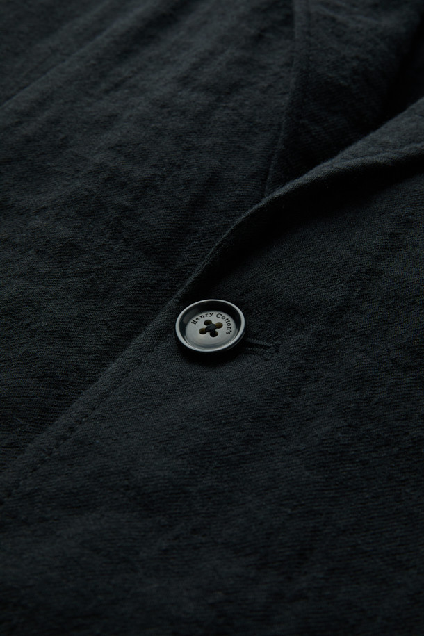 이탈리안 원단으로 제작된 울 써커 크리즈 셋업 재킷입니다. 가을 시즌에 어울리는 블랙 컬러의 싱글 버튼 블레이저로, 톤온톤의 미니멀한 디자인이 특징입니다. 루즈핏으로 편안함을 더하고, 크리즈 가공으로 세련된 실루엣을 연출합니다. 웰트 포켓과 아웃 포켓 디테일이 실용성을 높였으며, 안감 처리를 통해 부드러운 착용감을 선사합니다. 출근룩, 비즈니스 캐주얼, 모임룩 등 다양한 TPO에 미니멀, 클래식, 캐주얼 스타일로 활용하기 좋습니다.
