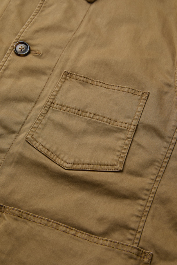 다잉 초어 재킷은 가을 계절에 어울리는 캐주얼 스타일의 남성용 아우터입니다. 부드러운 면 소재로 제작되어 편안한 착용감을 선사하며, 레귤러 핏으로 부담 없이 소화할 수 있습니다. 브라운 컬러의 무지 디자인으로 다양한 룩에 매치하기 용이하며, 3포켓 디테일과 몸판 및 소매 안감으로 실용성을 더했습니다. 가먼트 다잉 가공으로 은은한 멋을 더하고, 스트레치 기능이 있어 활동성을 높였습니다. 가을 나들이룩, 데이트룩에 활용하여 미니멀하고 클래식한 스타일을 연출해보세요.
