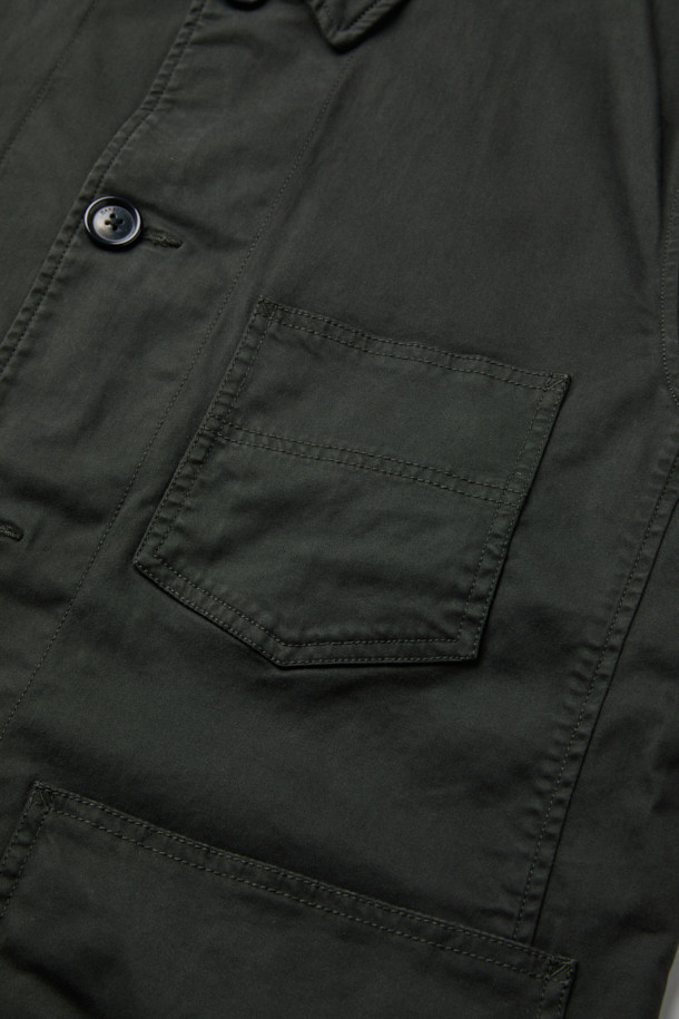 다잉 초어 재킷은 캐주얼과 클래식 스타일을 아우르는 남성용 아우터입니다. 다크 그레이 컬러의 무지 디자인으로, 가을에 어울리는 레귤러핏 면 재킷입니다. 부드러운 촉감과 3포켓 디테일이 특징이며, 몸판과 소매에 안감을 적용하여 착용감을 높였습니다. 가먼트 다잉 가공으로 은은한 색감과 자연스러운 멋을 더했으며, 스트레치성이 있어 편안한 활동성을 제공합니다. 버튼 여밈 방식과 긴 소매 기장으로, 미니멀한 스타일 연출에도 용이합니다.
