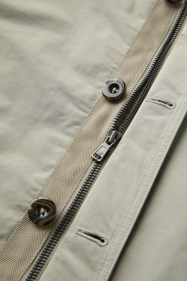 베이직하고 미니멀한 디자인의 패딩 탈착 재킷입니다. 가을과 초겨울에 적합하며, 출근룩과 겨울 데일리룩에 활용하기 좋습니다. 컨버터블 카라 디자인과 레귤러핏으로 제작되었으며, 무지 패턴의 베이지 컬러로 어떤 스타일에도 쉽게 매치할 수 있습니다. 긴 소매, 버튼 여밈 방식에 패딩 탈착이 가능하여 보온성을 조절할 수 있으며, 내외부 포켓이 있어 실용적입니다. 화섬 소재로 제작되었습니다.
