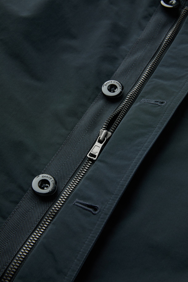 패딩 탈착 자켓은 가을과 초겨울, 출근룩, 겨울 데일리룩, 비즈니스 캐주얼에 적합한 아우터입니다. 블랙 컬러의 무지 디자인으로, 베이직하고 클래식, 미니멀한 스타일을 연출할 수 있습니다. 레귤러 핏의 긴 소매 자켓으로, 컨버터블 카라 디자인과 버튼 여밈 방식을 갖추고 있습니다. 패딩 탈착이 가능하여 간절기에는 자켓으로, 추운 날씨에는 패딩을 더하여 보온성을 높일 수 있습니다. 내외부 포켓이 있어 실용적이며, 스탠드/블레이저 스타일로도 연출할 수 있습니다.
