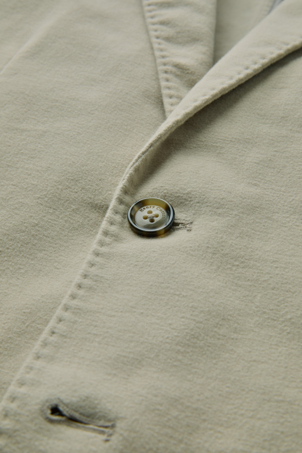 [Italian Fabric] NEW 몰스킨 재킷은 부드러운 촉감의 몰스킨 소재와 스트레치 면 혼방으로 제작되어 편안한 착용감을 선사합니다. 베이직한 스타일의 테일러핏 싱글버튼 재킷으로, 가을과 초겨울에 출근룩, 비즈니스 캐주얼, 모임룩 등 다양한 TPO에 활용하기 좋습니다. 호시 스티치, 가슴 포켓, 아웃포켓, 뒷면 싱글벤트 디테일이 돋보이며, 클래식, 미니멀, 캐주얼 스타일을 모두 소화할 수 있습니다. 베이지 색상으로 출시되어 어떤 옷과도 쉽게 매치할 수 있습니다. 긴 소매 기장의 레귤러 기장으로, 세련된 실루엣을 연출합니다.
