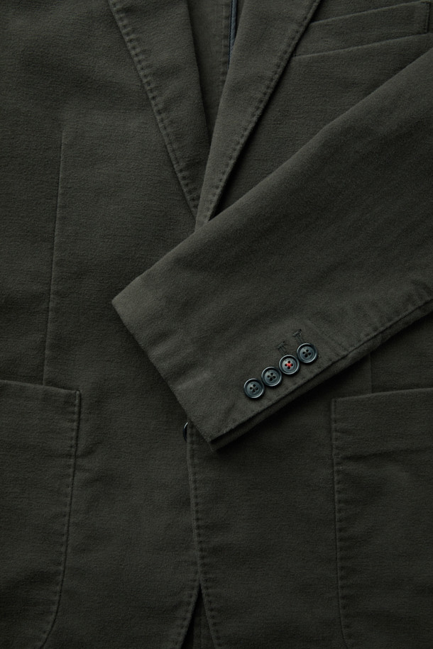 이탈리안 원단으로 제작된 NEW 몰스킨 재킷입니다. 가을, 초겨울에 어울리는 두꺼운 두께감의 블레이저로, 베이직하고 클래식한 스타일을 연출합니다. 블랙 컬러의 무지 디자인에 레귤러핏으로 제작되었으며, 부드러운 촉감이 특징입니다. 오피스룩, 비즈니스 캐주얼, 모임룩 등 다양한 TPO에 활용 가능하며, 클래식, 미니멀, 시크한 스타일을 완성합니다. 호시 스티치, 가슴 포켓, 아웃포켓, 싱글벤트 디테일과 이태리 올림피아스 원단을 사용하여 고급스러움을 더했습니다.
