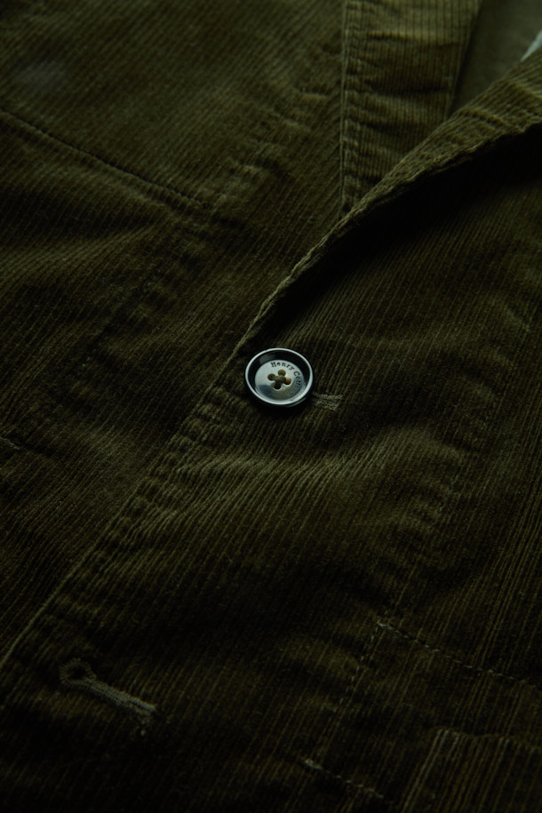 **코튼 코듀로이 재킷**은 부드러운 코듀로이 소재와 면 혼방으로 제작되어 가을, 겨울철 따뜻하고 편안한 착용감을 선사합니다. 릴랙스핏으로 제작되어 활동성이 뛰어나며, 캐주얼, 클래식, 미니멀 스타일을 모두 소화할 수 있습니다. 그린 컬러의 무지 디자인에 아웃포켓 디테일, 싱글 벤트, 컨버터블 카라가 더해져 세련된 느낌을 줍니다. 출근룩이나 모임룩 등 다양한 TPO에 활용 가능하며, 싱글 버튼 방식의 블레이저 타입 재킷입니다. 긴 소매 기장과 두꺼운 두께감으로 보온성을 높였습니다.
