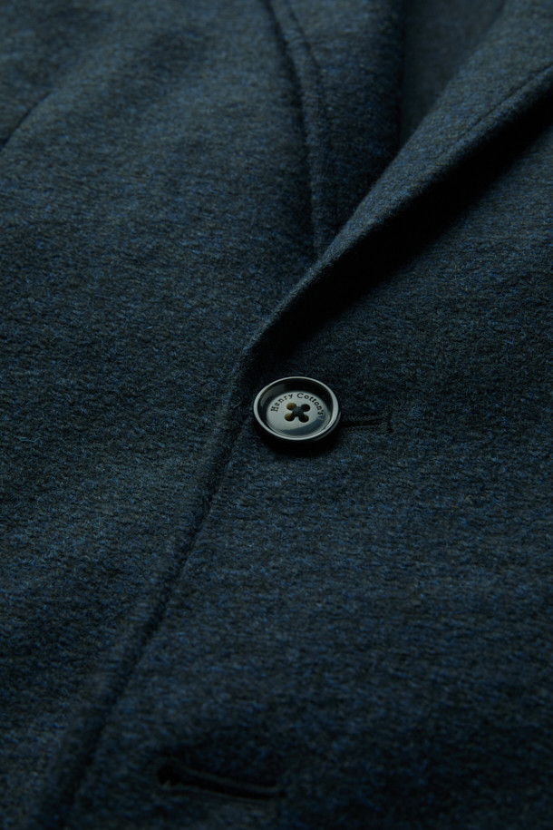 이탈리안 패브릭 네이비 울 재킷은 고급스러운 이태리 LANIFICIO ROMA 원단을 사용하여 제작되었습니다. 가을과 겨울에 적합하며, 베이직하면서도 클래식한 스타일을 연출합니다. 헤링본 패턴의 네이비 컬러로, 출근룩, 오피스룩, 비즈니스 캐주얼에 모두 잘 어울립니다. 부드러운 촉감의 레귤러핏 싱글버튼 재킷으로, 가슴 포켓, 하단 포켓, 싱글 벤트 디테일이 돋보입니다. 클래식과 미니멀 스타일을 선호하는 분들께 추천합니다.
