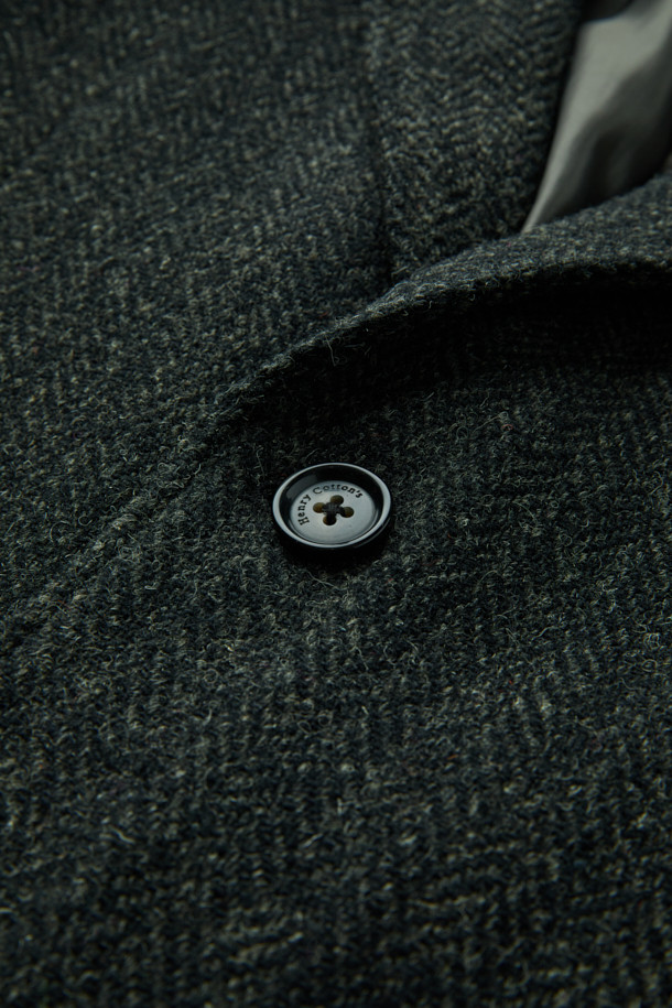 [Imported Fabric] 해리스 트위드 울 재킷은 가을과 겨울, 두 계절에 걸쳐 돋보이는 아우터입니다. 클래식과 모던 스타일을 아우르는 헤링본 패턴의 그린 컬러 블레이저로, 오피스룩, 비즈니스 캐주얼, 겨울 데일리룩에 모두 적합합니다. 두꺼운 울 소재에 릴랙스 핏으로 편안함을 더했으며, 싱글 버튼 여밈 방식과 패치 포켓 디테일이 특징입니다. 해리스 트위드 원단과 해리스 트위드 밀라벨을 사용하여 고급스러움을 더했고, 싱글 벤트 디자인으로 활동성을 높였습니다. 미니멀하고 시크한 스타일을 선호하는 고객에게 추천합니다.
