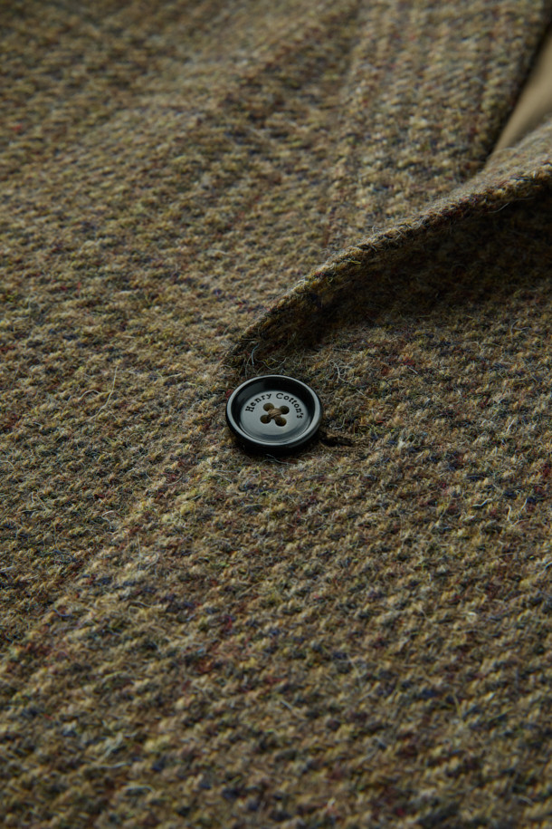 스코틀랜드 Lovat(로밧)사의 수입 원단으로 제작된 울 체크 재킷입니다. 브라운과 베이지 컬러의 조화가 돋보이는 클래식한 디자인으로, 가을과 겨울에 따뜻하고 세련된 스타일을 연출할 수 있습니다. 싱글 버튼, 릴랙스 핏, 아웃포켓 디테일이 특징이며, 오피스룩, 비즈니스 캐주얼, 모임룩 등 다양한 TPO에 활용 가능합니다. 두꺼운 울 소재로 제작되어 보온성이 뛰어나며, 미니멀한 스타일을 선호하는 분들께 추천합니다. 긴 소매 기장의 레귤러 기장 블레이저로, 싱글벤트 디테일이 편안함을 더합니다.
