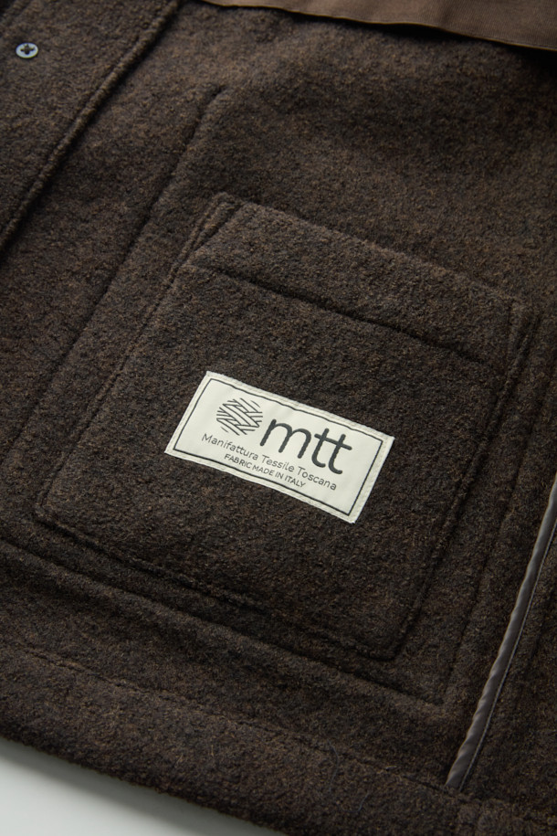 이탈리아 MTT사의 고급 울 원단을 사용하여 제작된 [Italian Fabric] 울 초어 재킷입니다. 부드러운 촉감의 보일드 울 소재로 제작되어 가을, 초겨울 시즌에 따뜻하게 착용할 수 있습니다. 캐주얼, 베이직 스타일의 무지 디자인으로, 출근룩이나 모임룩 등 다양한 TPO에 활용 가능합니다. 레귤러핏 싱글버튼 디자인에 아웃포켓 디테일을 더해 실용성을 높였으며, 소매 전체 안감 처리로 편안한 착용감을 선사합니다. 브라운, 다크브라운 두 가지 컬러로 만나보세요.

