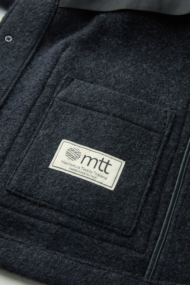 이태리 MTT사의 보일드 울 원단으로 제작된 울 초어 재킷입니다. 부드러운 촉감과 레귤러 핏으로 편안한 착용감을 선사하며, 사선 컷팅 아웃포켓과 반우라 몸판, 전체 소매 안감 디테일로 완성도를 높였습니다. 캐주얼, 베이직 스타일을 기반으로 하여 출근룩, 모임룩, 비즈니스 캐주얼 등 다양한 TPO에 활용 가능합니다. 가을, 초겨울 시즌에 적합하며, 미니멀하고 클래식한 스타일을 연출하기 좋습니다. 블랙 컬러의 무지 디자인으로 어떤 옷에도 쉽게 매치할 수 있습니다.
