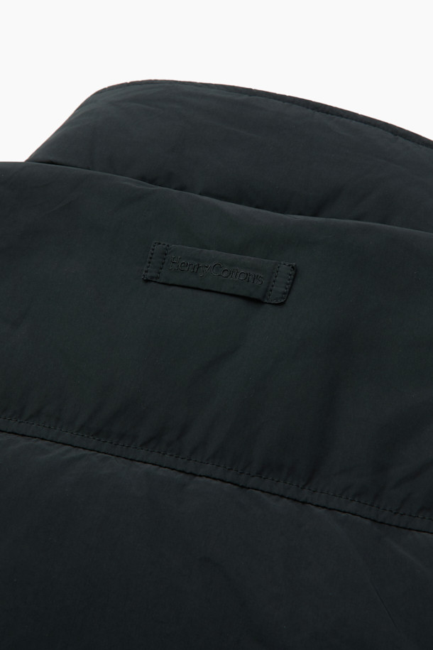 **트래블러 다운 재킷**은 일상과 여행에서 활용하기 좋은 겨울 아우터입니다. 블랙 컬러에 베이직하고 캐주얼한 스타일로, 어떤 옷에도 쉽게 매치할 수 있습니다. 부드러운 촉감의 나일론과 폴리에스터 혼방 소재로 제작되었으며, 두꺼운 두께감으로 뛰어난 보온성을 제공합니다. 구스다운 충전재와 니트 카라 배색, 레이어링이 가능한 디자인으로, 추운 날씨에도 따뜻하고 편안하게 착용할 수 있습니다. 레귤러핏으로 제작되어 활동성을 높였으며, 여행룩이나 캠핑룩, 캐주얼, 미니멀, 클래식 스타일을 즐기는 분들께 추천합니다.
