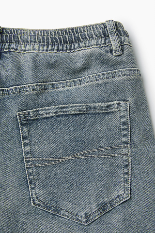 가을 테이퍼드 밴딩 데님은 캐주얼하고 미니멀한 스타일을 즐기는 분들을 위한 데님 팬츠입니다. 인디고 컬러의 워싱 데님 소재로 제작되어 가을의 분위기를 더하며, 일상생활과 가을 나들이에 적합합니다. 5포켓 디자인에 켄톤과 리벳 디테일이 더해져 포인트를 주며, 허리 스트링 밴딩으로 편안한 착용감을 선사합니다. 신축성 있는 소재와 테이퍼드핏으로 활동성을 높였으며, 다양한 상의와 매치하여 캐주얼하고 클래식한 스타일을 연출할 수 있습니다.
