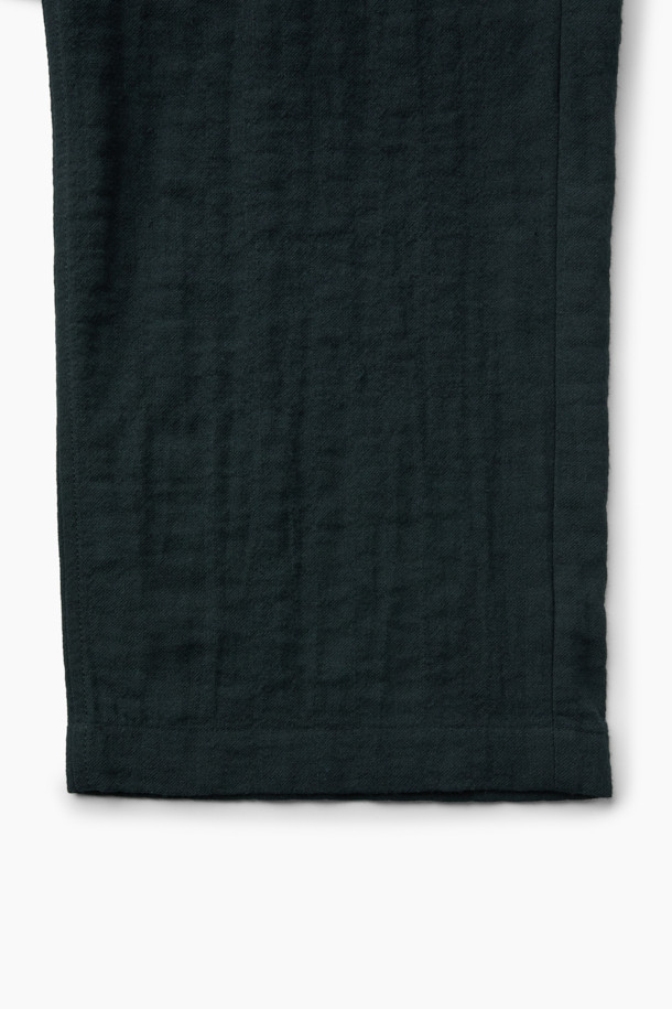 이태리 까베르니(Caverni) 원단을 사용하여 제작된 [Italian Fabric] 울 써커 크리즈 셋업 팬츠입니다. 가을 시즌에 어울리는 블랙 컬러의 릴랙스핏 팬츠로, 캐주얼 및 미니멀 스타일을 즐기는 분들께 추천합니다. 허리 밴딩과 드로우스트링 디테일로 편안한 착용감을 제공하며, 웰트 포켓 디자인으로 실용성을 더했습니다. 통기성과 보온성을 갖춘 울 소재로 제작되어, 출근룩 또는 비즈니스 캐주얼룩으로 활용하기 좋습니다. 일자핏으로 떨어지는 깔끔한 실루엣과 크리즈 디테일이 돋보이는 제품입니다.
