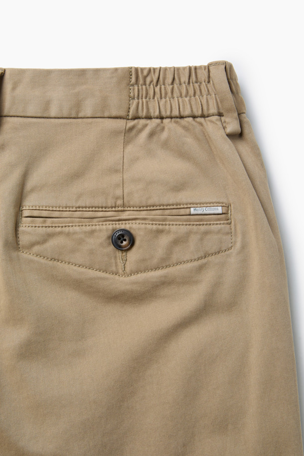 아티보(Attivo) 다잉 팬츠는 가을, 초겨울에 어울리는 캐주얼 스타일의 다잉 팬츠입니다. 면, 레이온, 폴리에스터 혼방 소재로 제작되어 부드러운 촉감을 선사하며, 허리 사이드 밴딩(약 3cm 여유)으로 편안한 착용감을 제공합니다. 가먼트 다잉 처리로 은은한 멋을 더하고, 베이지 컬러의 무지 디자인으로 다양한 상의와 매치하기 용이합니다. 일자핏과 레귤러핏으로 제작되어 유행을 타지 않으며, 사이드 포켓과 백 포켓으로 실용성까지 갖춘 데일리 팬츠입니다. 가을 나들이룩, 겨울 데일리룩 등 다채로운 TPO에 활용하여 캐주얼, 미니멀, 클래식한 스타일을 연출해보세요.
