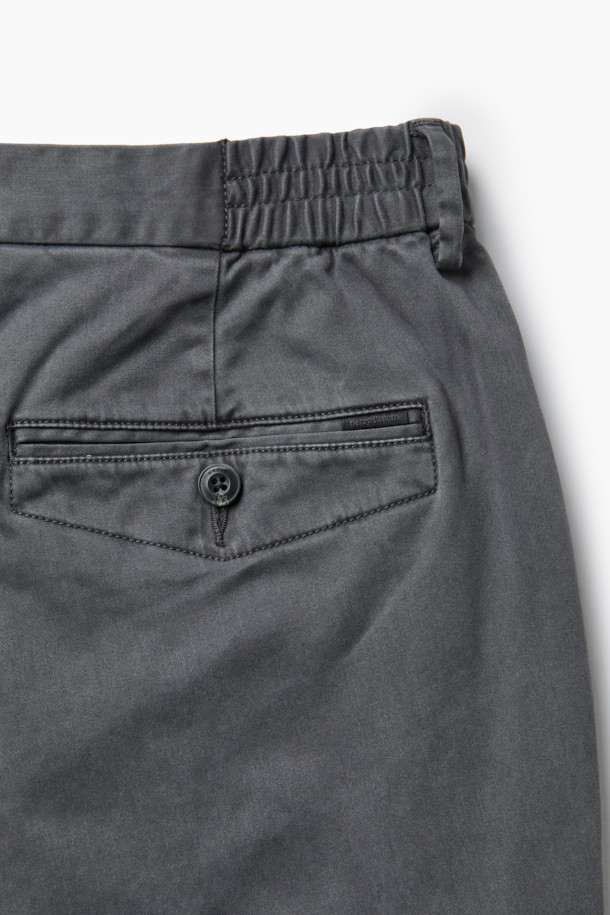 아티보(Attivo) 다잉 팬츠는 가을, 초겨울에 어울리는 캐주얼 스타일의 긴 바지입니다. 부드러운 촉감의 면, 레이온, 폴리에스터 혼방 소재로 제작되었으며, 무지 패턴의 일자핏, 스트레이트 핏 디자인입니다. 허리 사이드 밴딩 처리로 편안한 착용감을 선사하며, 가먼트 다잉(garment dyeing) 기법으로 은은한 멋을 더했습니다. 그레이 컬러로 다양한 상의와 매치하기 용이하며, 사이드 포켓과 백 포켓으로 실용성을 높였습니다. 가을 나들이룩, 겨울 데일리룩 등 폭넓게 활용 가능한 미니멀, 클래식 스타일의 팬츠입니다.
