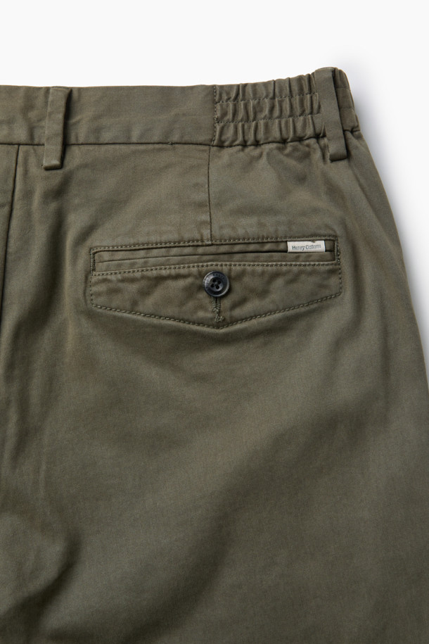 아티보(Attivo) 다잉 팬츠는 남성용 다잉 팬츠로, 캐주얼하고 미니멀한 스타일을 연출합니다. 가을과 초겨울에 적합하며, 일상 및 캐주얼 룩에 활용하기 좋습니다. 카키와 올리브 두 가지 색상으로 제공되며, 면, 레이온, 폴리에스터 혼방 소재로 제작되어 부드러운 촉감을 선사합니다. 허리 사이드 밴딩 처리와 사이드 및 백 포켓 디테일이 특징이며, 일자핏과 레귤러핏으로 편안한 착용감을 제공합니다. 가먼트 다잉 처리로 자연스러운 색감과 빈티지한 느낌을 살린, 출근룩과 모임룩에 모두 어울리는 아이템입니다.
