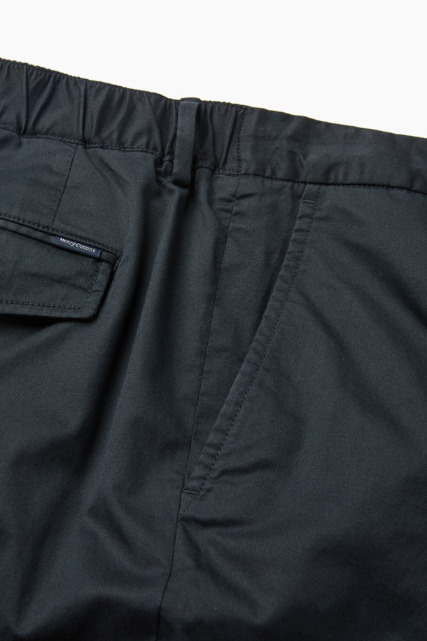 가을 테이퍼드 아티보 팬츠는 캐주얼한 스타일을 연출하기 좋은 치노 팬츠입니다. 부드러운 촉감의 면, 레이온, 스판 혼방 소재로 제작되어 편안한 착용감을 선사합니다. 허리 부분 사이드 밴딩 디테일로 활동성을 높였으며, 무지 디자인과 테이퍼드 핏으로 미니멀하고 클래식한 분위기를 더했습니다. 가을 나들이룩, 겨울 데일리룩 등 다양한 TPO에 활용 가능하며, 양 사이드 포켓과 뒷 포켓, 헨리코튼 라벨로 실용성을 높였습니다. 블랙 컬러로 어떤 상의와도 쉽게 매치하여 세련된 스타일을 완성할 수 있습니다.
