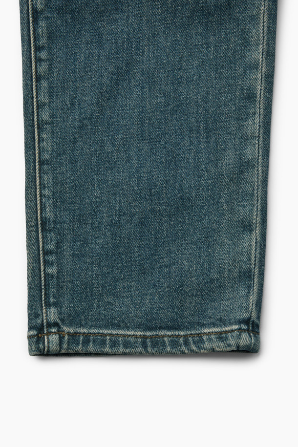 가을 인디고 데님은 캐주얼, 미니멀, 클래식 스타일을 아우르는 데님 팬츠입니다. 인디고 컬러의 워싱 데님 소재로 제작되었으며, 일상생활과 출근룩, 모임룩에 모두 잘 어울립니다. 일자핏으로 편안한 착용감을 선사하며, 신축성이 있어 활동성을 높였습니다. 브랜드 로고가 새겨진 금속 캔톤 여밈과 코인 포켓 로고 자수가 디자인의 포인트입니다.
