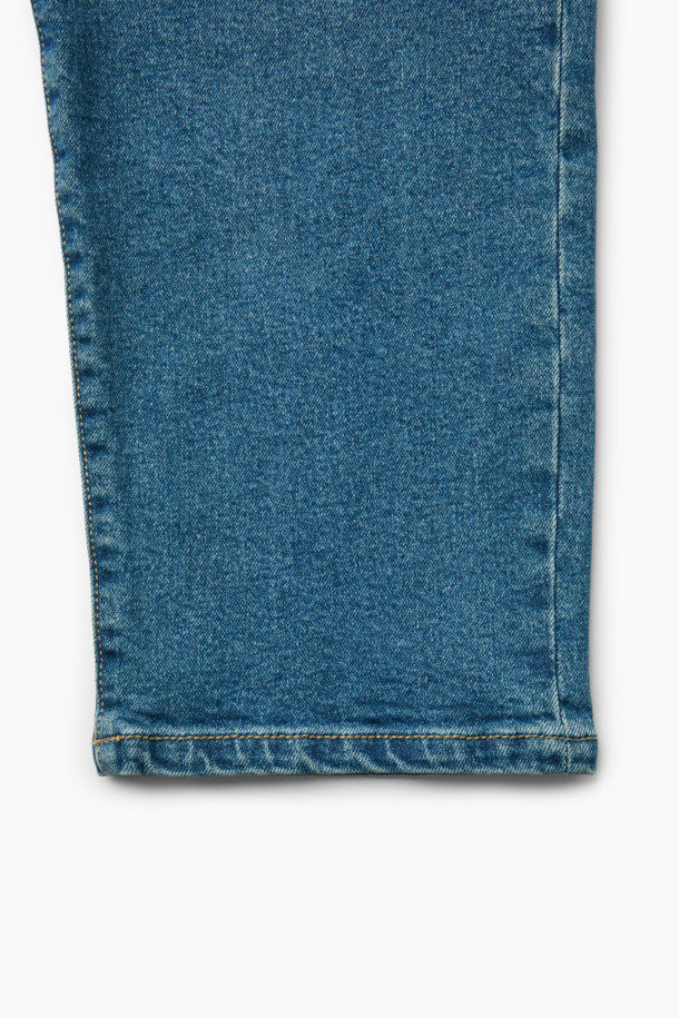 가을 테이퍼드 데님은 캐주얼하고 클래식, 미니멀한 스타일을 즐기는 분들을 위한 데님 팬츠입니다. 인디고 컬러의 워싱 데님 소재로 제작되었으며, 일상생활에서 편안하게 착용하기 좋습니다. 허벅지 부분은 여유 있고 밑단으로 갈수록 좁아지는 테이퍼드핏으로, 다리가 길어 보이는 효과를 줍니다. 5포켓 디자인과 켄톤, 리벳 디테일이 돋보이며, 데이트룩이나 출근룩에 모두 잘 어울립니다. 가을 시즌에 어울리는 두께감으로 제작되어 지금 바로 만나보세요.
