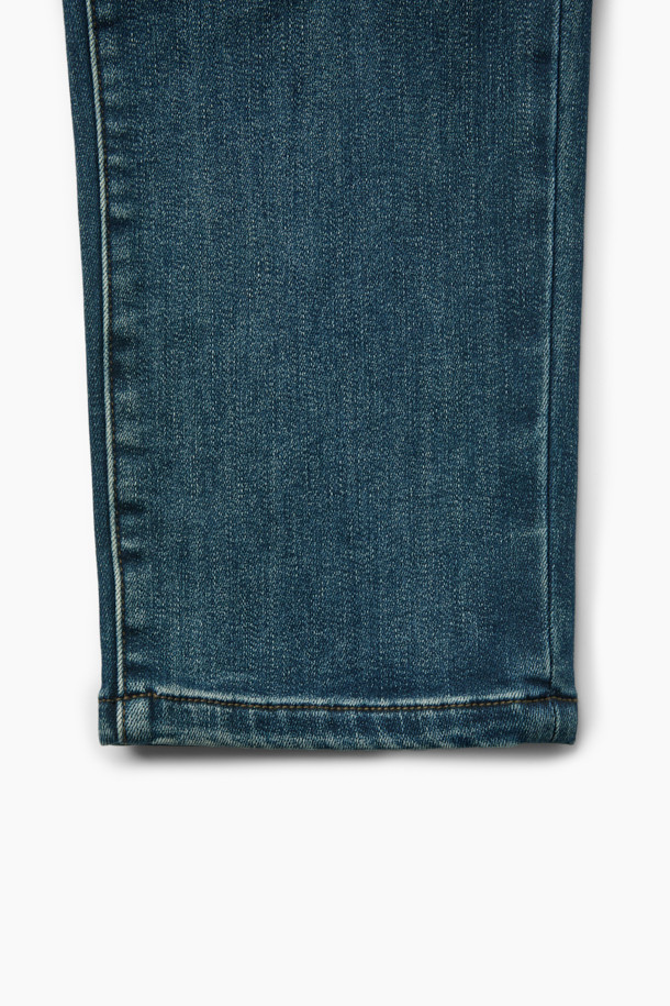 **본딩 데님**

쌀쌀한 겨울 날씨에도 따뜻하게 착용할 수 있는 네이비 컬러의 본딩 데님입니다. 캐주얼 및 베이직 스타일을 선호하는 고객에게 적합하며, 출근룩과 데이트룩에 모두 활용할 수 있습니다. 겉감은 데님 소재, 안감은 기모로 제작되어 보온성을 높였습니다. 신축성 있는 면혼방 소재와 이탈리안 핏, 그리고 뒷밴딩 디테일로 편안한 착용감을 선사합니다. 브랜드 로고가 새겨진 금속 캔톤 여밈으로 포인트를 더했습니다.
