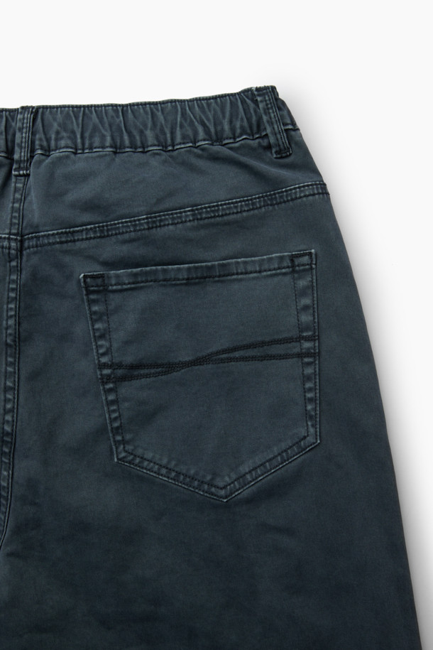 네이비 컬러의 다잉 테이퍼드 데님 팬츠입니다. 부드러운 면 소재로 제작되어 편안한 착용감을 제공하며, 가먼트 다잉 가공으로 은은한 색감과 자연스러운 워싱 디테일을 더했습니다. 허리 부분은 밴딩과 스트링으로 조절 가능하며, 사이드 및 백 포켓 디테일로 실용성을 높였습니다. 넉넉하게 떨어지는 테이퍼드 핏으로 캐주얼, 미니멀, 클래식 등 다양한 스타일을 연출할 수 있어 산책룩, 캠핑룩 등 활동적인 날에도 적합합니다. 가을 시즌에 활용하기 좋은 데님 팬츠입니다.
