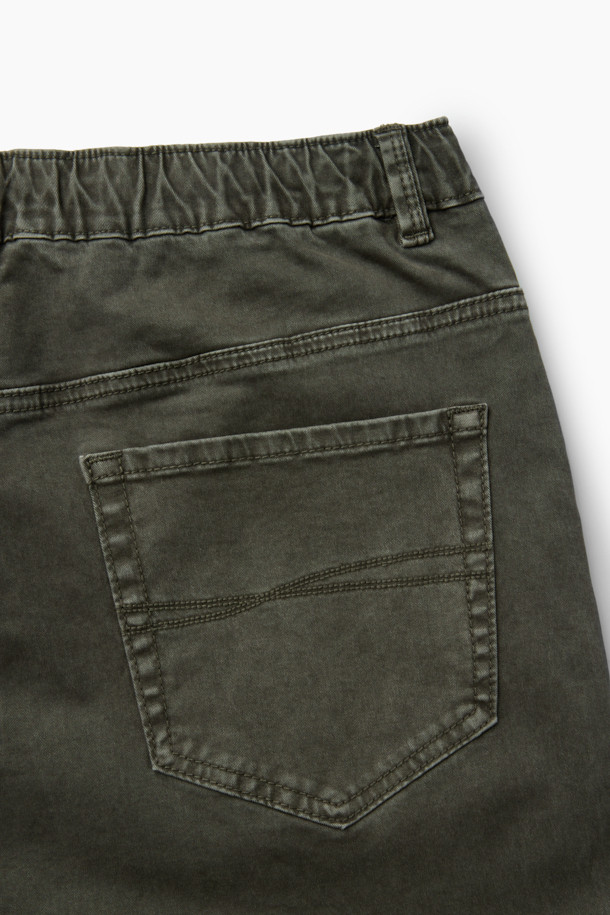 가먼트 다잉 기법으로 제작된 다잉 테이퍼드 컬러 데님입니다. 부드러운 면 소재와 데님 소재의 조화로 편안한 착용감을 선사하며, 캐주얼, 미니멀, 시티보이 스타일을 연출하기 좋습니다. 허리 전체 밴딩과 스트링 조절로 편안하게 착용 가능하며, 신축성 있는 소재로 활동성을 높였습니다. 넉넉한 사이드 포켓과 백 포켓으로 실용성을 더했으며, 산책룩이나 캠핑룩에 활용하기 좋은 아이템입니다. 카키와 올리브 두 가지 컬러로 만나보세요.
