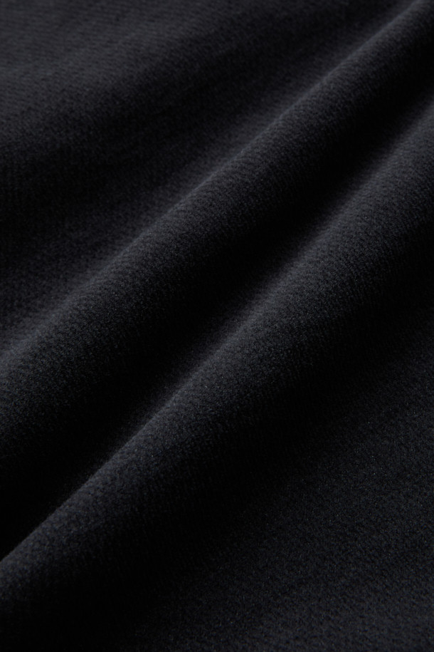 쌀쌀한 겨울, 포근함과 스타일을 모두 갖춘 코듀로이 기모 팬츠입니다. 부드러운 촉감의 코듀로이 소재와 기모 안감으로 뛰어난 보온성을 제공하며, 일상에서 편안하게 착용하기 좋습니다. 베이직한 디자인과 일자핏으로 어떤 스타일에도 잘 어울리며, 블랙 색상으로 어떤 상의와도 매치하기 용이합니다. 양쪽 사이드 포켓과 뒷 포켓, 헨리코튼 라벨, Italian Fit 디테일이 돋보입니다. 겨울 데일리룩, 출근룩으로 클래식, 미니멀, 캐주얼 스타일을 연출해보세요.
