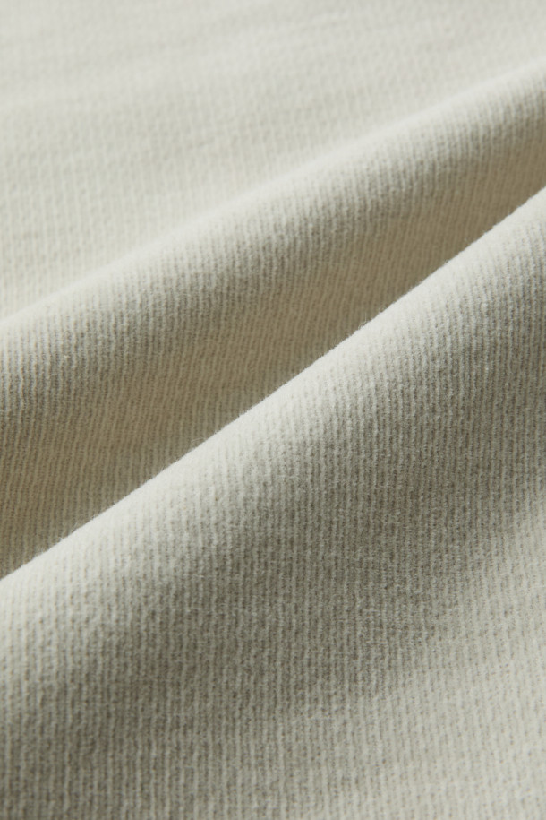 부드러운 코듀로이 소재와 따뜻한 기모 안감으로 겨울철 포근함을 선사하는 코듀로이 기모 팬츠입니다. 베이직한 디자인의 일자핏으로 어떤 상의에도 잘 어울려 겨울 데일리룩과 동네 마실룩에 제격입니다. 면, 스판덱스 혼방으로 제작되어 편안한 착용감을 제공하며, 양쪽 사이드 포켓과 뒷 포켓, 헨리코튼 라벨 디테일로 실용성을 더했습니다. 클래식, 미니멀, 캐주얼 등 다양한 스타일을 소화하며, 두꺼운 두께감으로 겨울 추위에도 끄떡없습니다. 부드러운 촉감과 레귤러핏으로 편안하게 즐길 수 있는 겨울 필수 아이템입니다.
