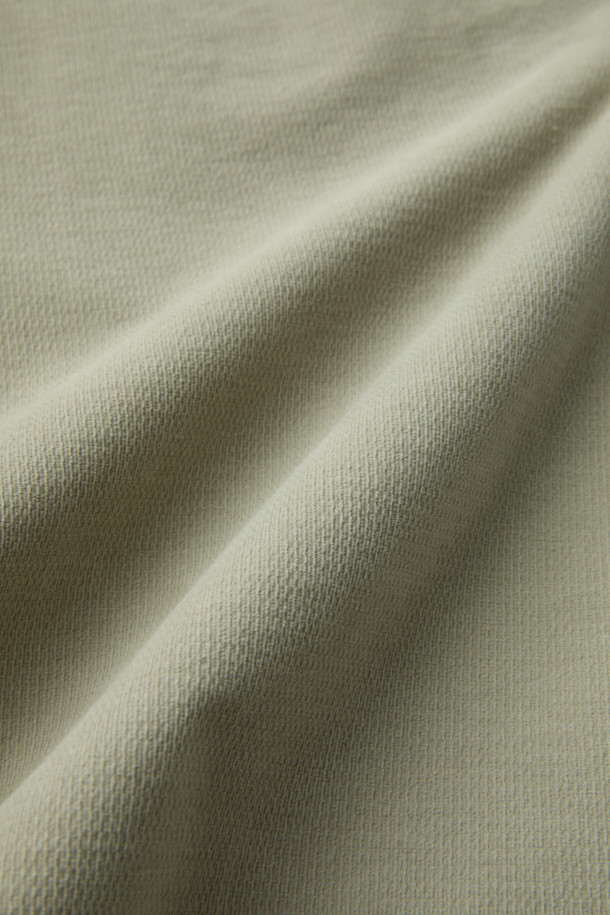 따뜻하고 포근한 겨울을 위한 코듀로이 기모 아티보(Attivo) 팬츠입니다. 부드러운 촉감의 면, 스판, 코듀로이 혼방 소재로 제작되어 편안한 착용감을 선사합니다. 베이직한 디자인에 일자핏으로 어떤 스타일에도 잘 어울리며, 출근룩이나 모임룩 등 다양한 TPO에 활용할 수 있습니다. 안감 기모 처리로 보온성을 높였으며, 양 사이드 포켓과 뒷 포켓, 헨리코튼 라벨 디테일로 실용성을 더했습니다. 클래식, 미니멀, 캐주얼 등 폭넓은 스타일을 소화하는 데일리 팬츠를 만나보세요.
